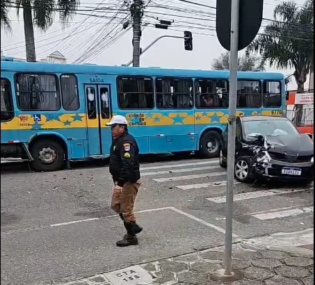 Crianças com deficiência ficam feridas após ônibus escolar se envolver em acidente