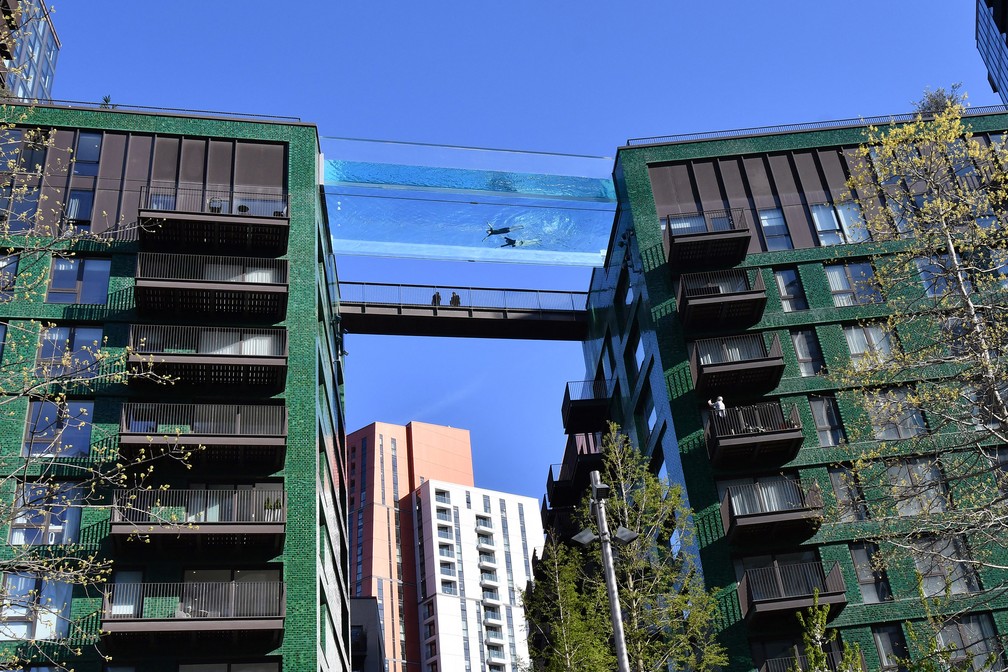 Teria coragem? Piscina transparente suspensa liga prédios de luxo em Londres