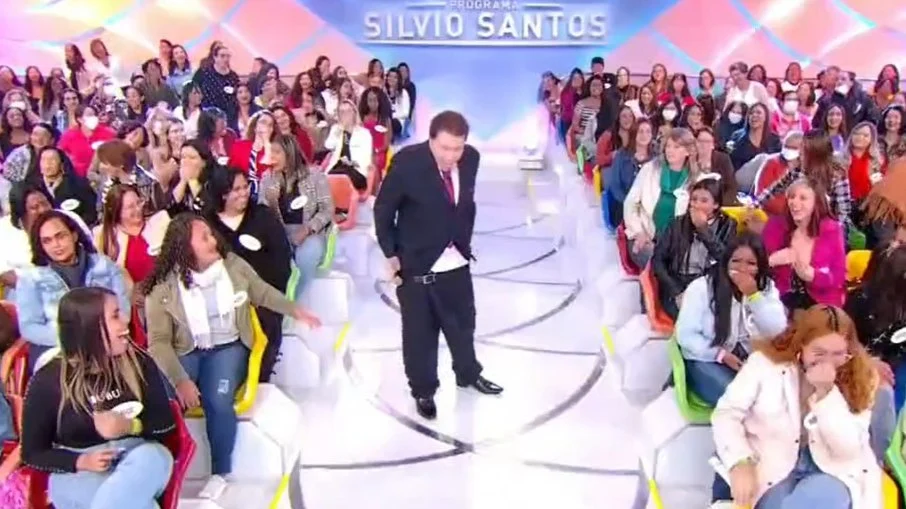 Calça de Silvio Santos cai e apresentador fica só de cueca no palco; assista