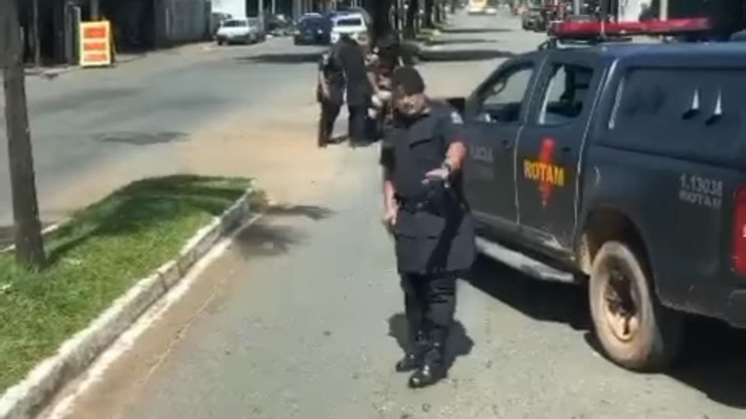 Equipe da PM ajuda idoso atravessar avenida em Goiânia