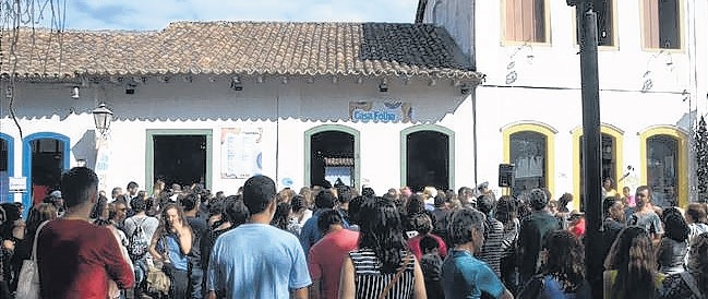 Tinha uma pedra que era o meio do caminho