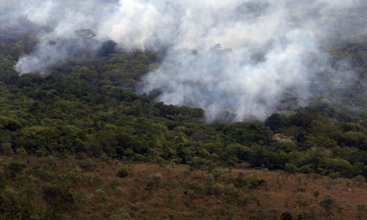 Helicóptero é enviado para ajudar no combate a incêndio na região da Chapada dos Veadeiros