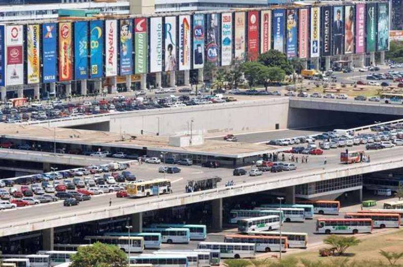 Mulher tenta jogar filha de 3 anos de viaduto