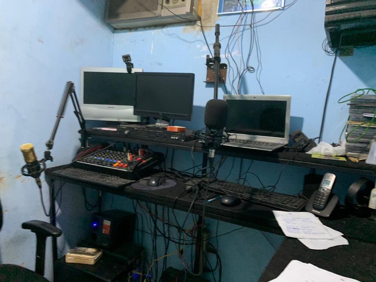 Rádio clandestina que funcionava nos fundos de uma igreja é fechada