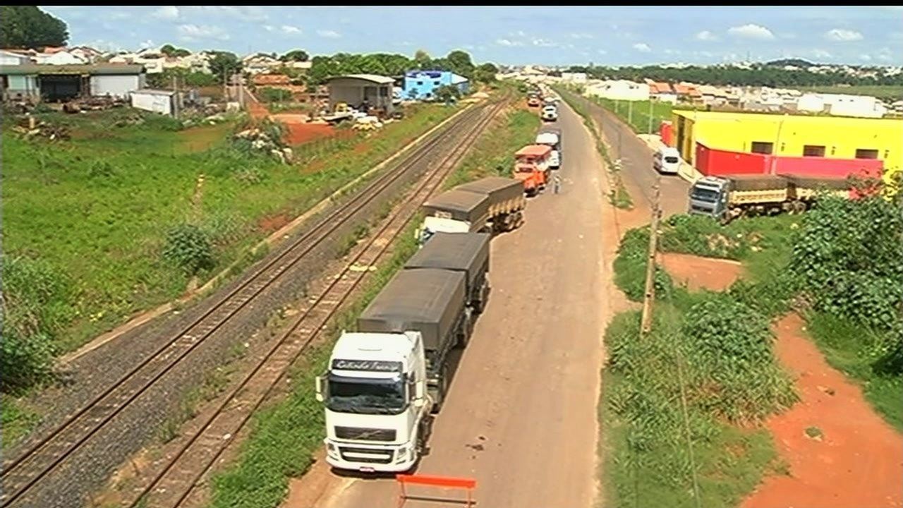 Caminhoneiros fazem protesto em Catalão