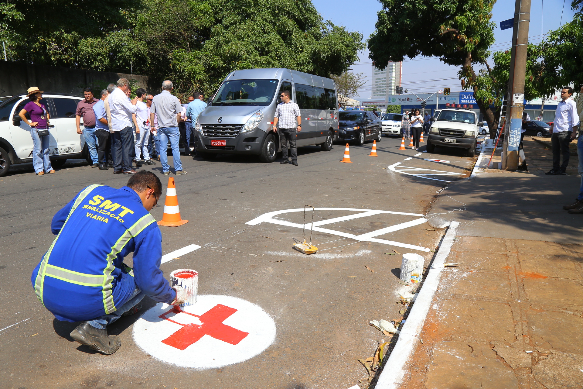 SMT implanta e reforça sinalização de trânsito de Goiânia