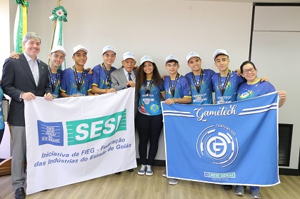 Prefeito recebe campeões mundiais do torneio de robótica da Nasa