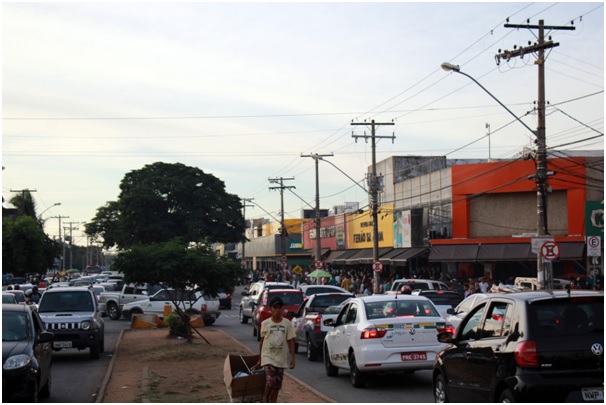 Atacadão ao ar livre e shopping a céu aberto