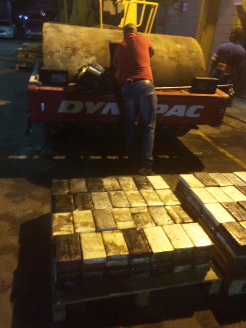 Mais de uma tonelada de cocaína é encontrada dentro de rolos compressores que iriam para a África