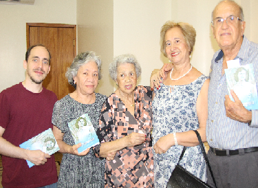 Escritora Maria Luíza Medeiros Barros lança livro em noite de autógrafos