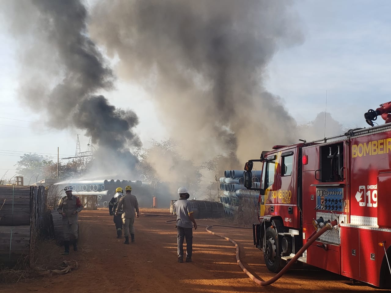 Incêndio de grandes proporções atinge o pátio da Enel, em Goiânia