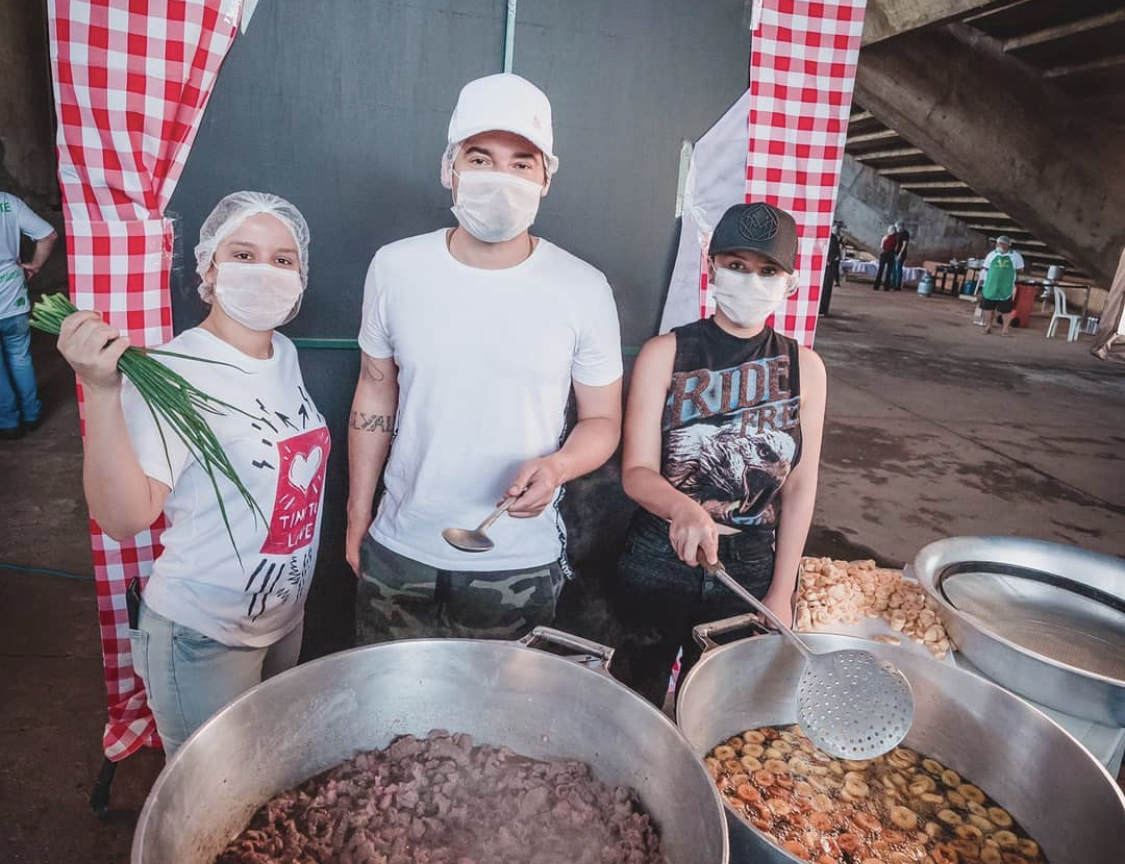 Maiara, Maraisa e Fernando Zor cozinham para profissionais de saúde