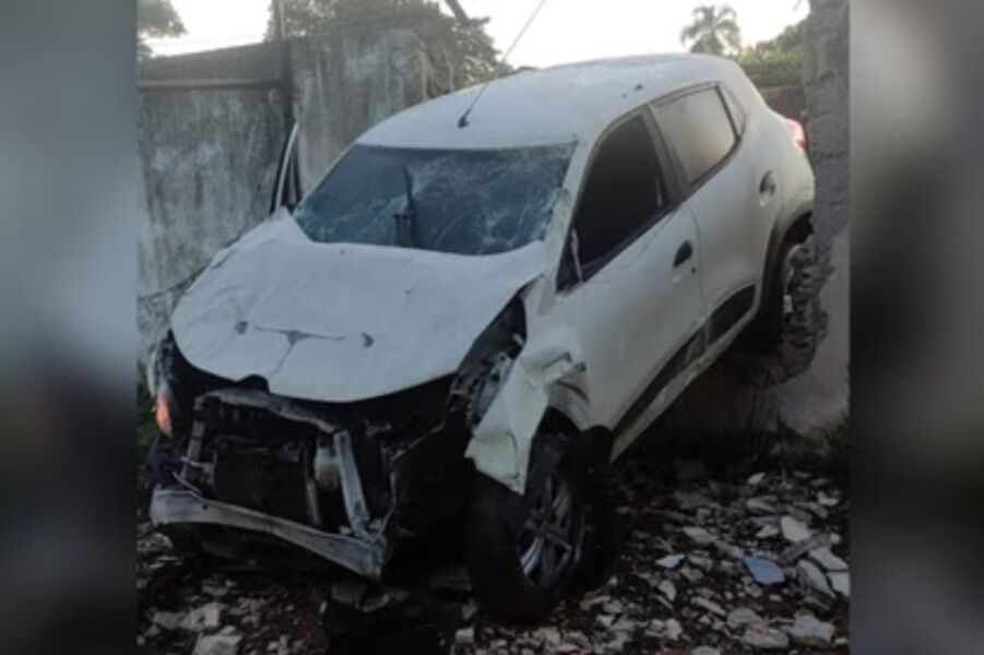 Carro de aplicativo invade muro de escola, em Senador Canedo