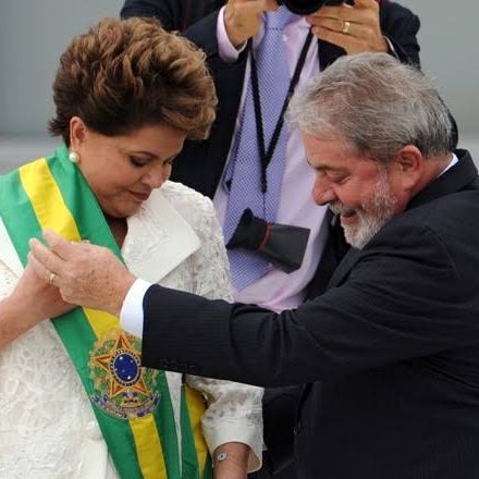 Em frente ao Planalto, apoiadores de Lula pedem: ‘Dilma passa a faixa’