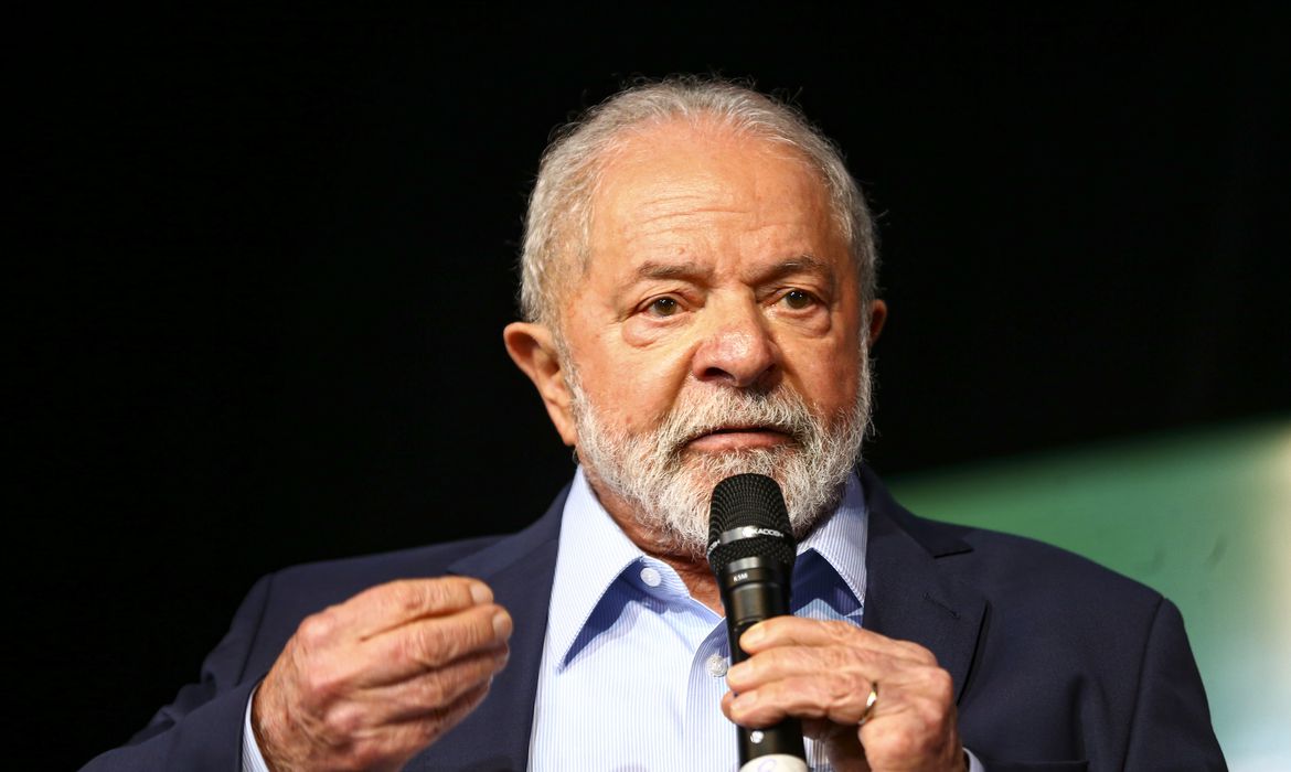 Lula fecha lista de 37 ministros, com 26 homens e 11 mulheres