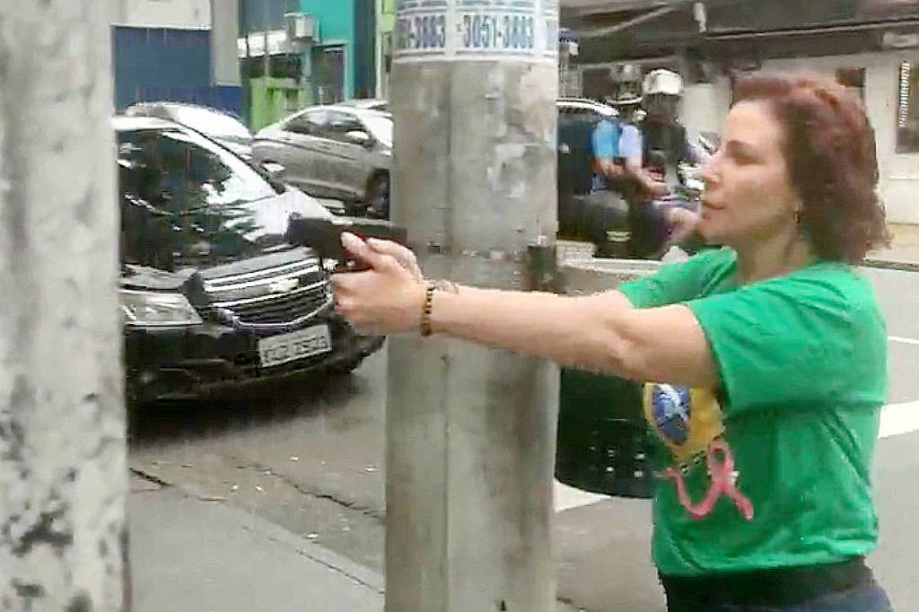 PF é autorizada a apreender armas da deputada Carla Zambelli