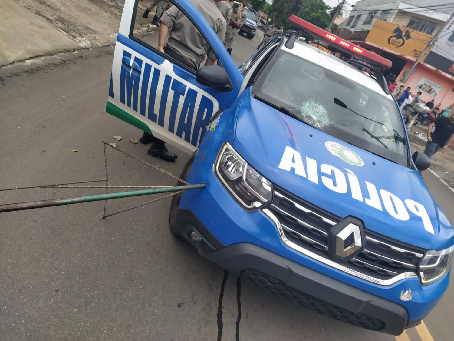 Homem é baleado após jogar pedra em viatura da PM