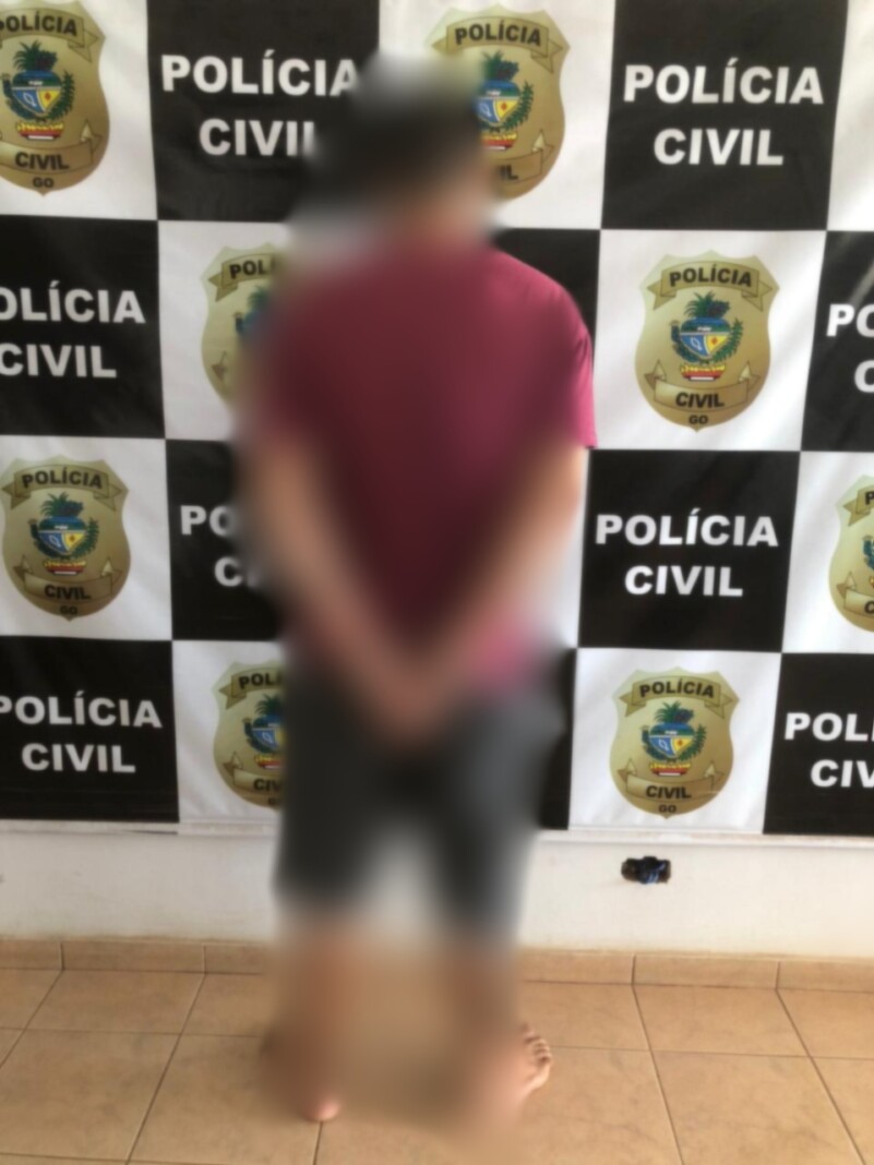 Jovem é preso por agredir companheira no interior de igreja