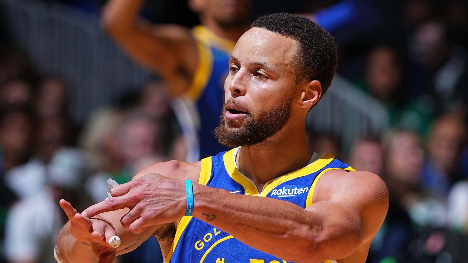 Curry faz cesta do meio da quadra, mas Warriors perdem para o Celtics