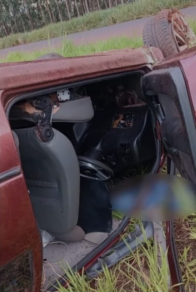 Carro capota e motorista morre, na BR-060