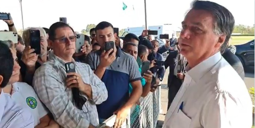 Cercadinho de Bolsonaro foi pago com cartão corporativo