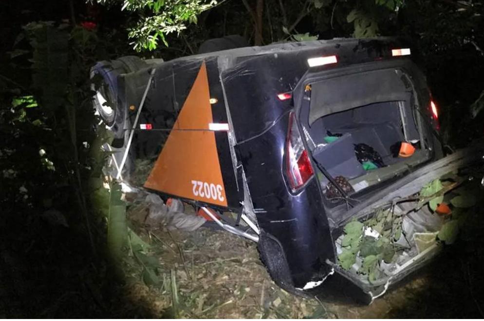 Ônibus com time de futebol cai de ponte e deixa mortos e feridos