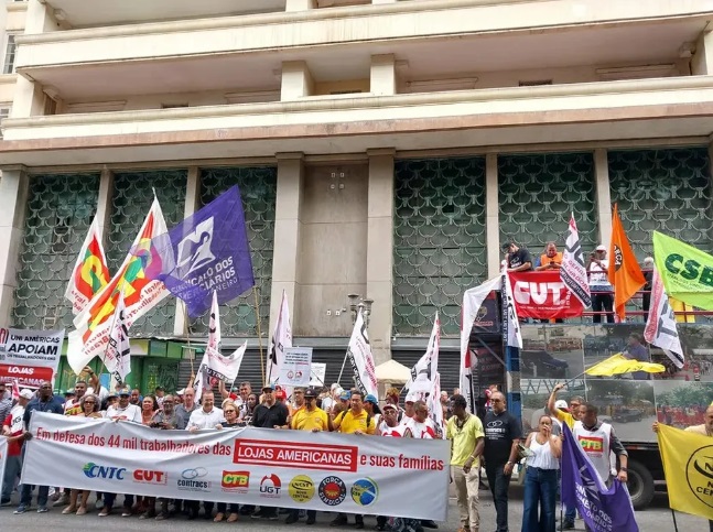 Funcionários da Americanas e sindicatos protestam no Centro do Rio