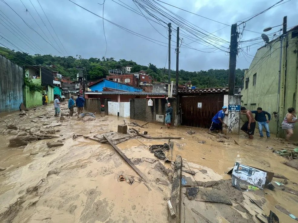 Lula visita áreas atingidas por temporais no litoral norte de SP