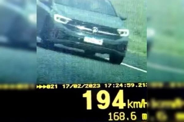 Mulher é flagrada dirigindo a 194km/h na BR-060