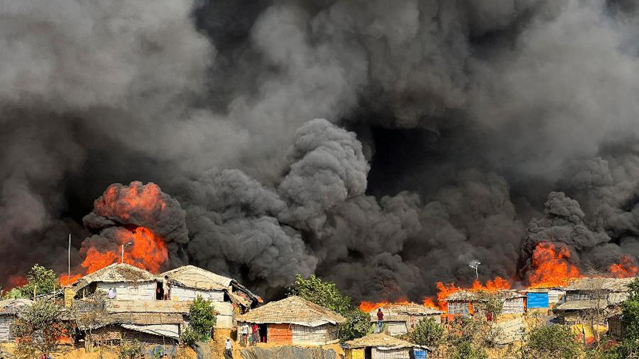 Incêndio deixa casas destruídas em campo de refugiados, em Bangladesh