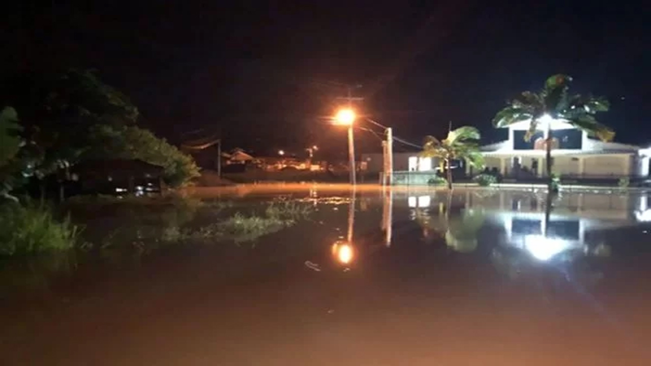 Ciclone extratropical deixa família ilhada em Santa Catarina