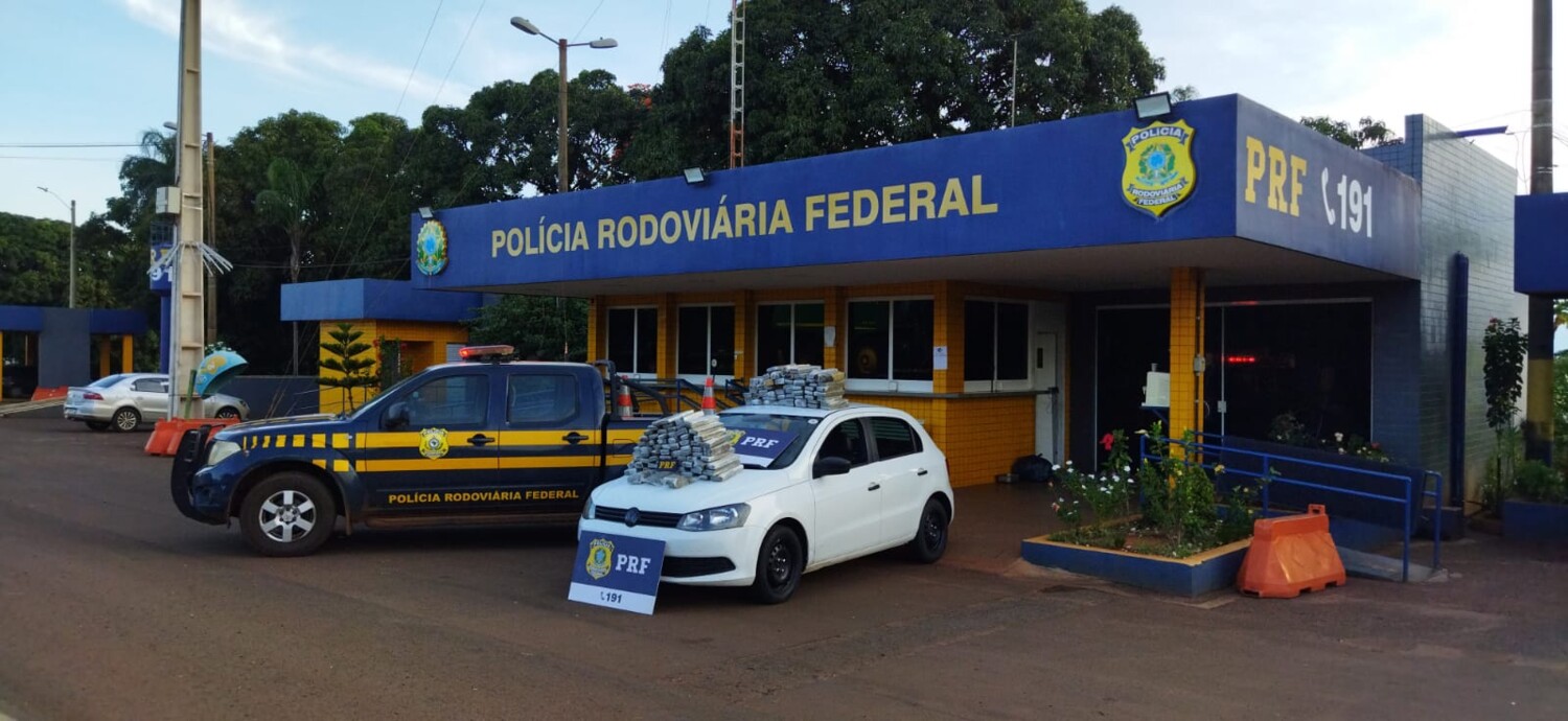 Polícia apreende mais de 100 kg de maconha em carro com farol desligado