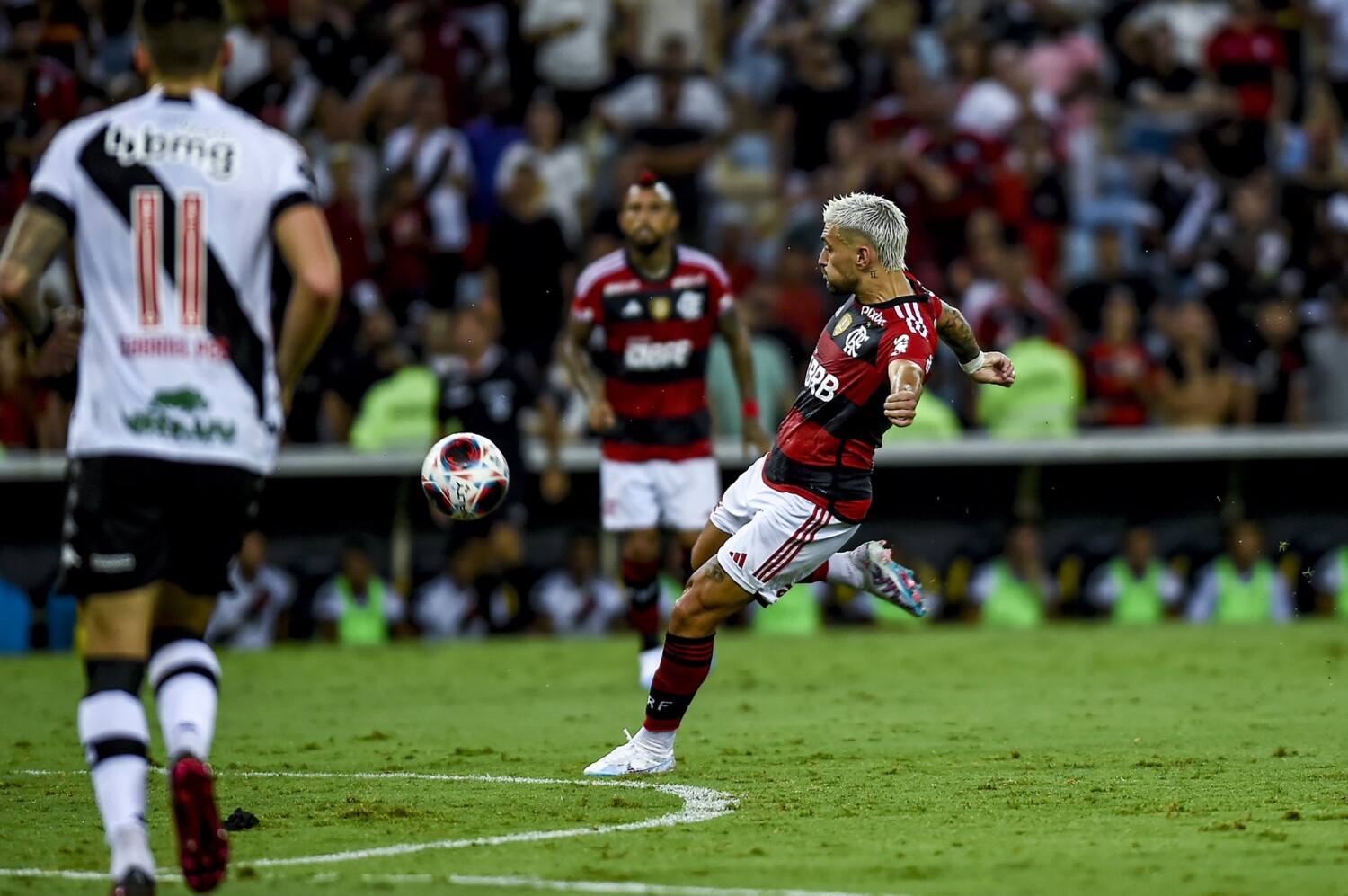 Flamengo vence Vasco e vai jogar pelo empate no domingo para ir à final