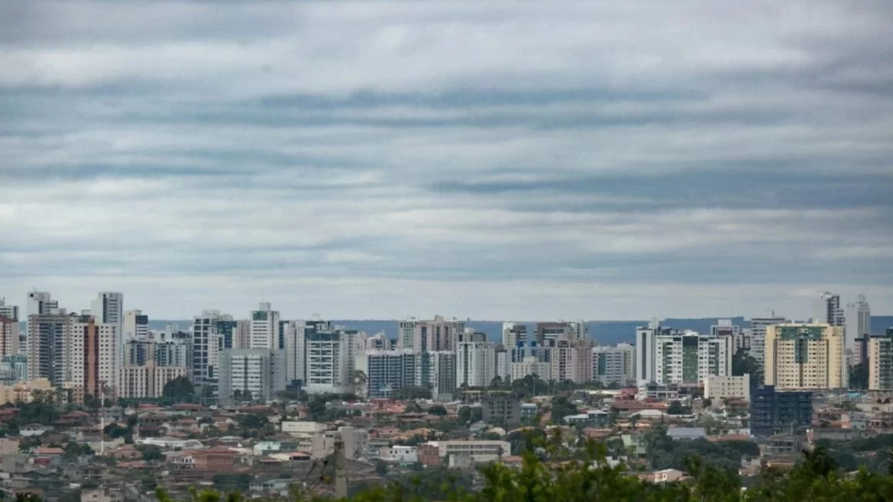 Homem pula de janela de prédio para evitar ser preso por tráfico de drogas