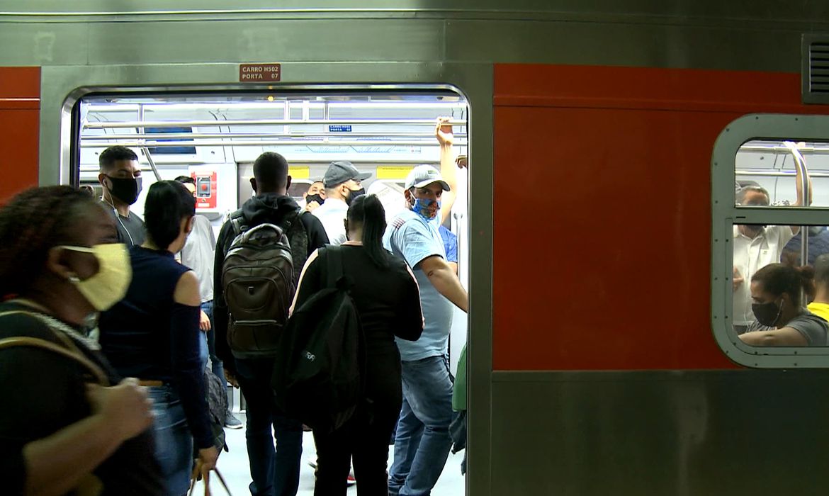 Mulher flagra homem se tocando em frente a ela no transporte público