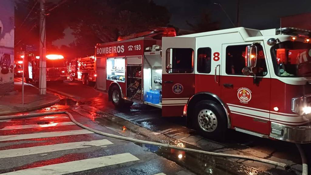 Incêndio queima veículos e destrói galpão em São Paulo