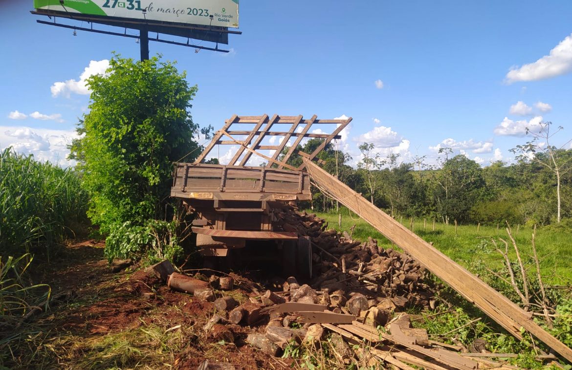 Idoso morre atropelado pelo próprio caminhão ao pular do veículo