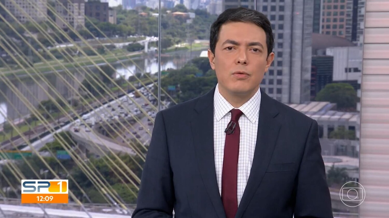 Ao vivo, âncora da Globo se emociona ao noticiar assassinato em escola