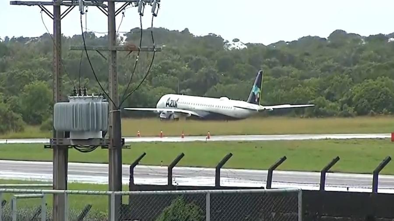 Avião ultrapassa limite de pista durante pouso em Salvador