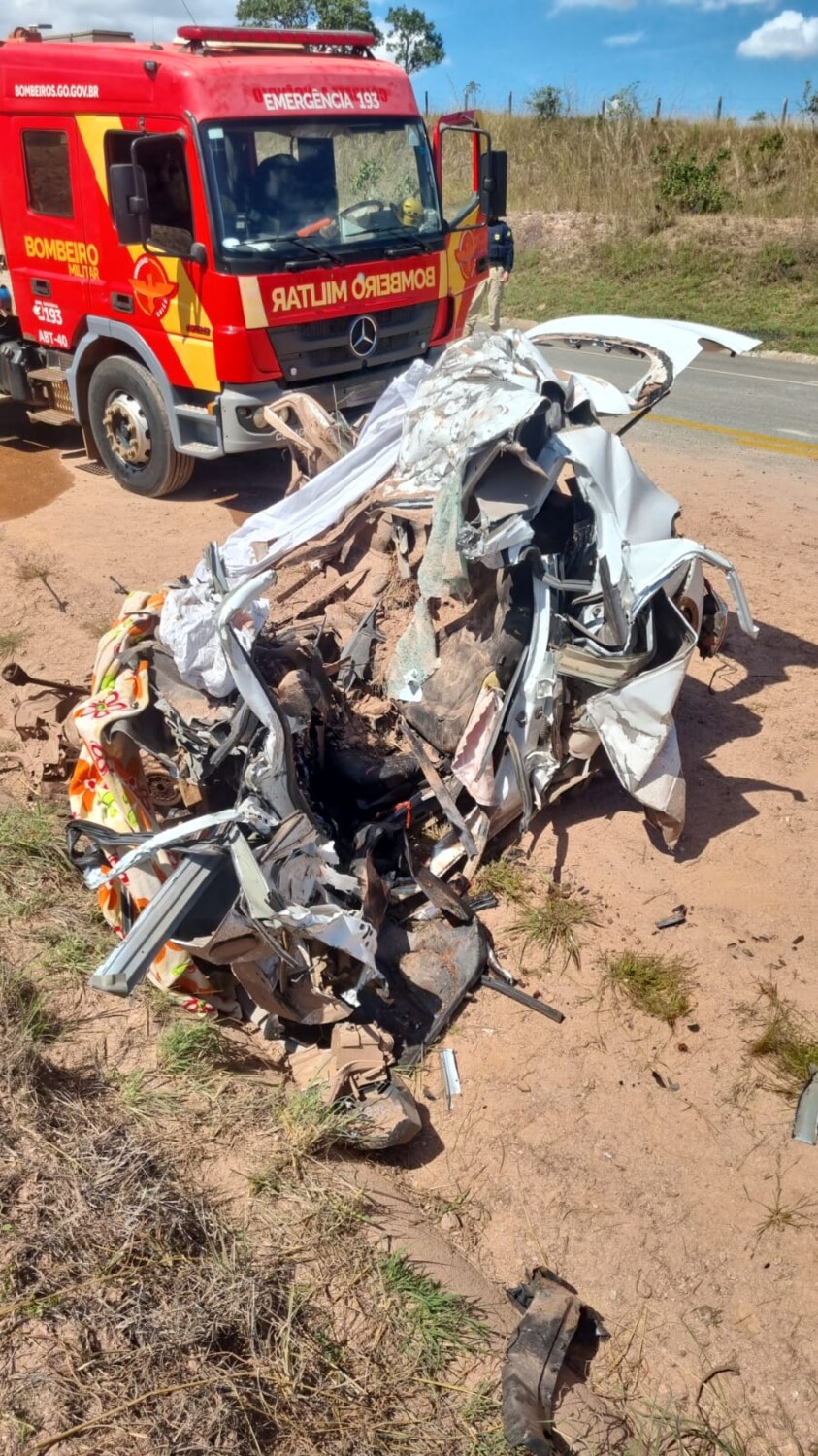 Acidente grave entre caminhão e carro na BR-070 no distrito de Edilândia