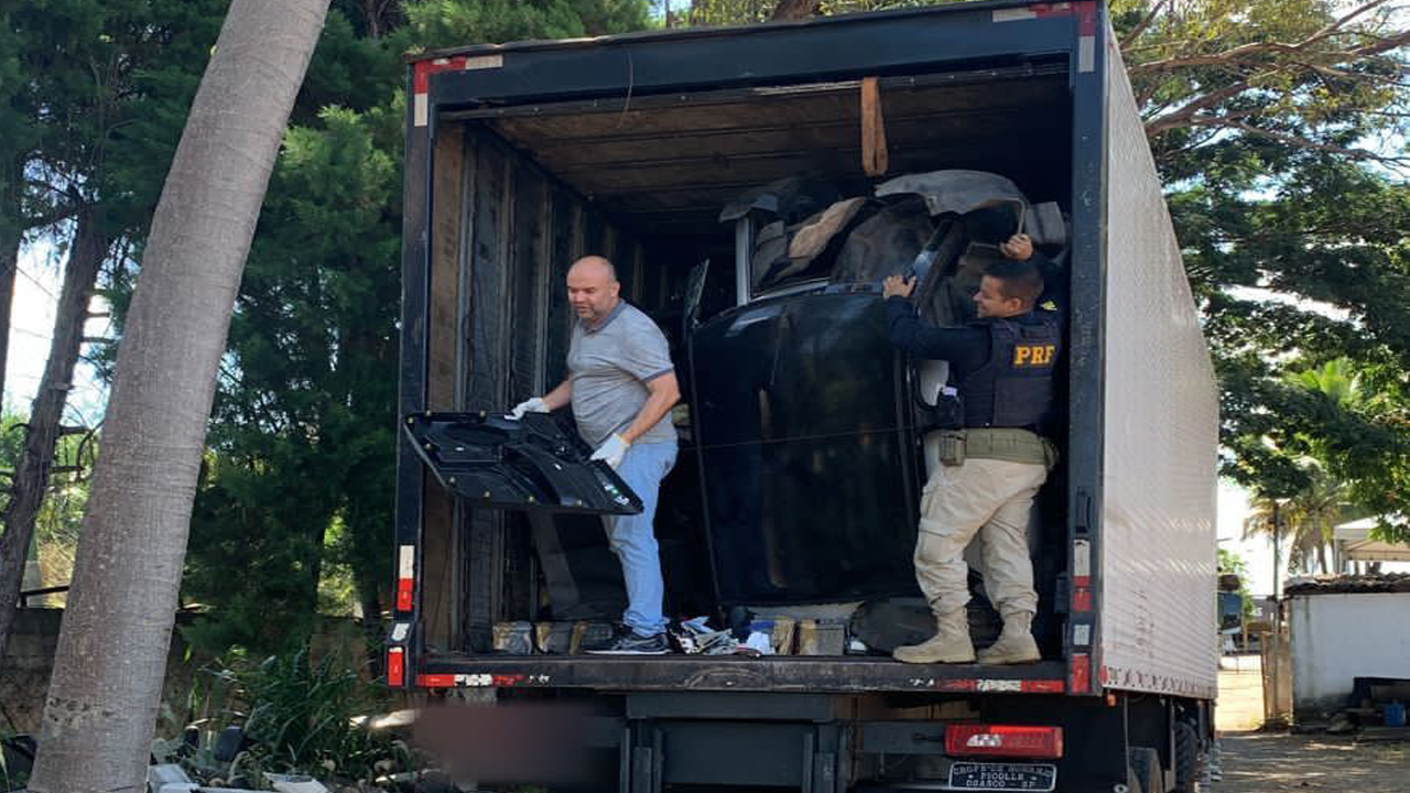 Motorista é preso por transportar peças de carros roubadas