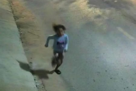 Corrida pela vida: criança é flagrada por câmaras fugindo de suspeito de assassina-la