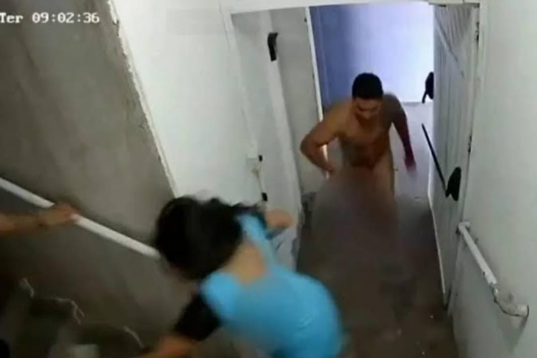 Homem nu invade apartamento e esfaqueia idoso