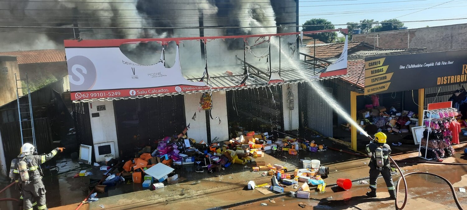 Incêndio em estabelecimento comercial mobiliza Bombeiros em Trindade