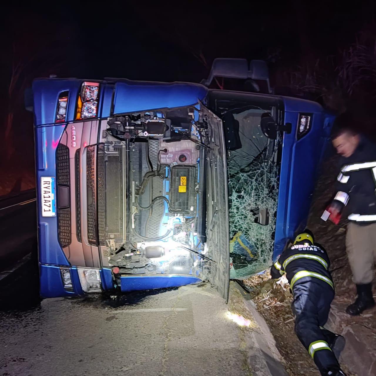 Caminhão carregado de maçãs tomba e mata motorista