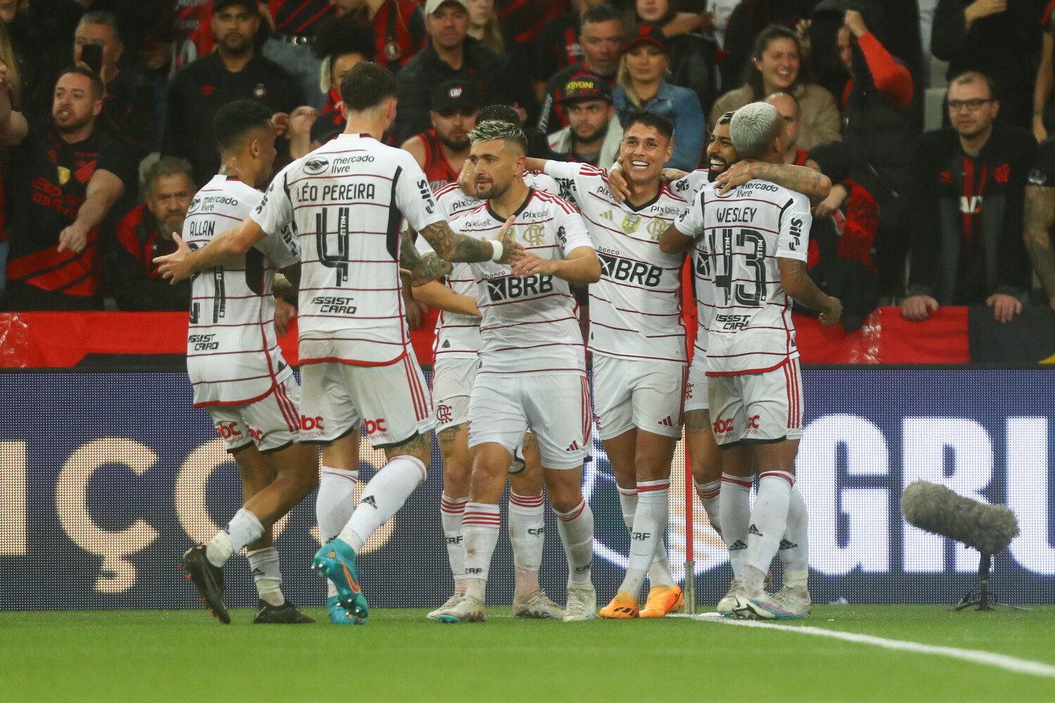 Flamengo suporta pressão do Athletico-PR, ganha novamente e avança na Copa do Brasil