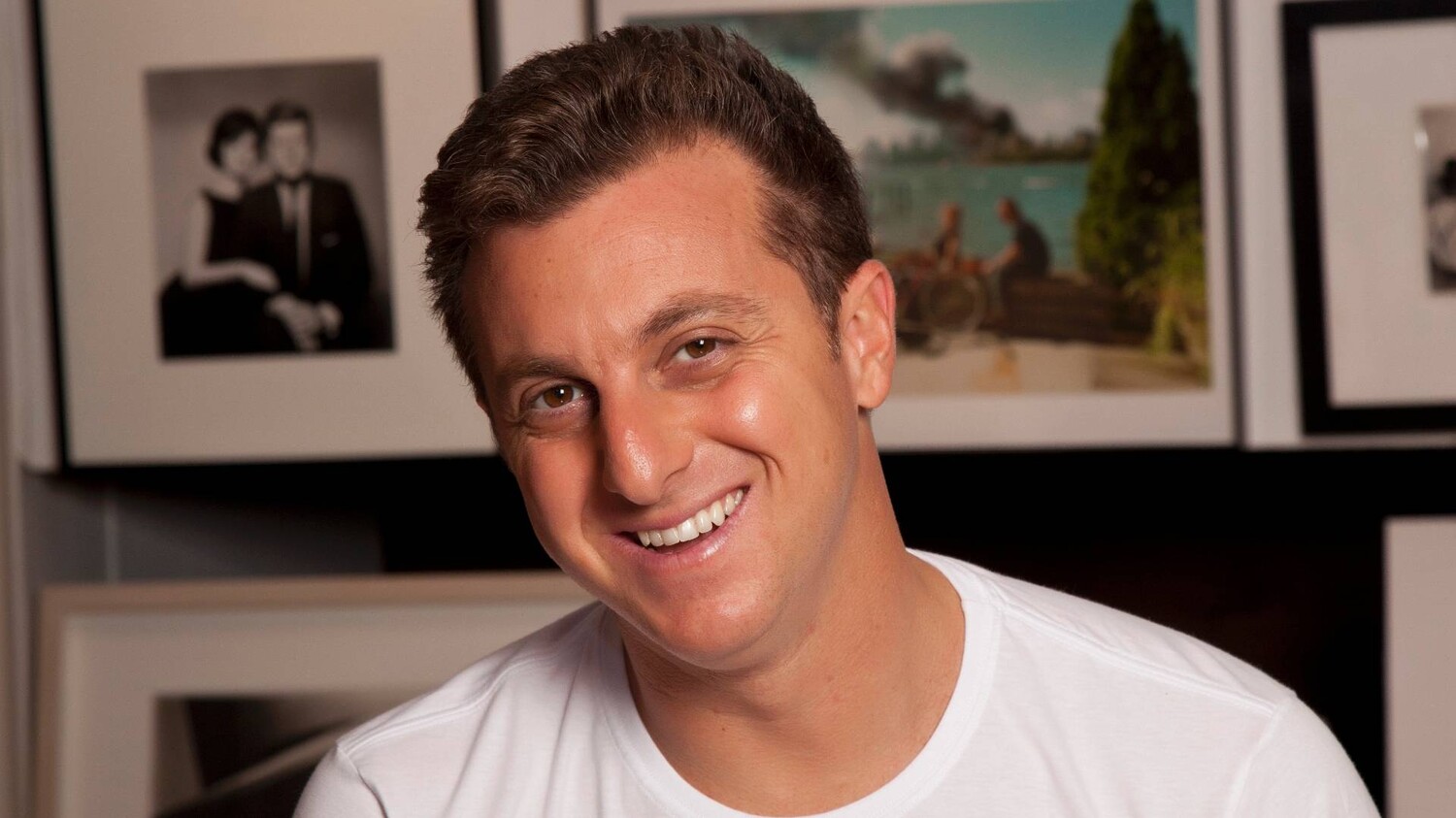 Luciano Huck teria enviado ‘bolos de dinheiro’ para famosa empresária, diz colunista