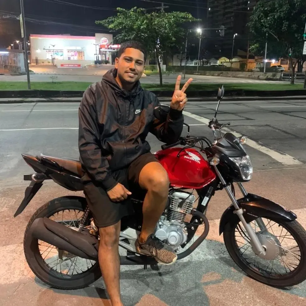 Motoboy viraliza no TikTok ao comer lanches de clientes que se recusam a buscar entregas