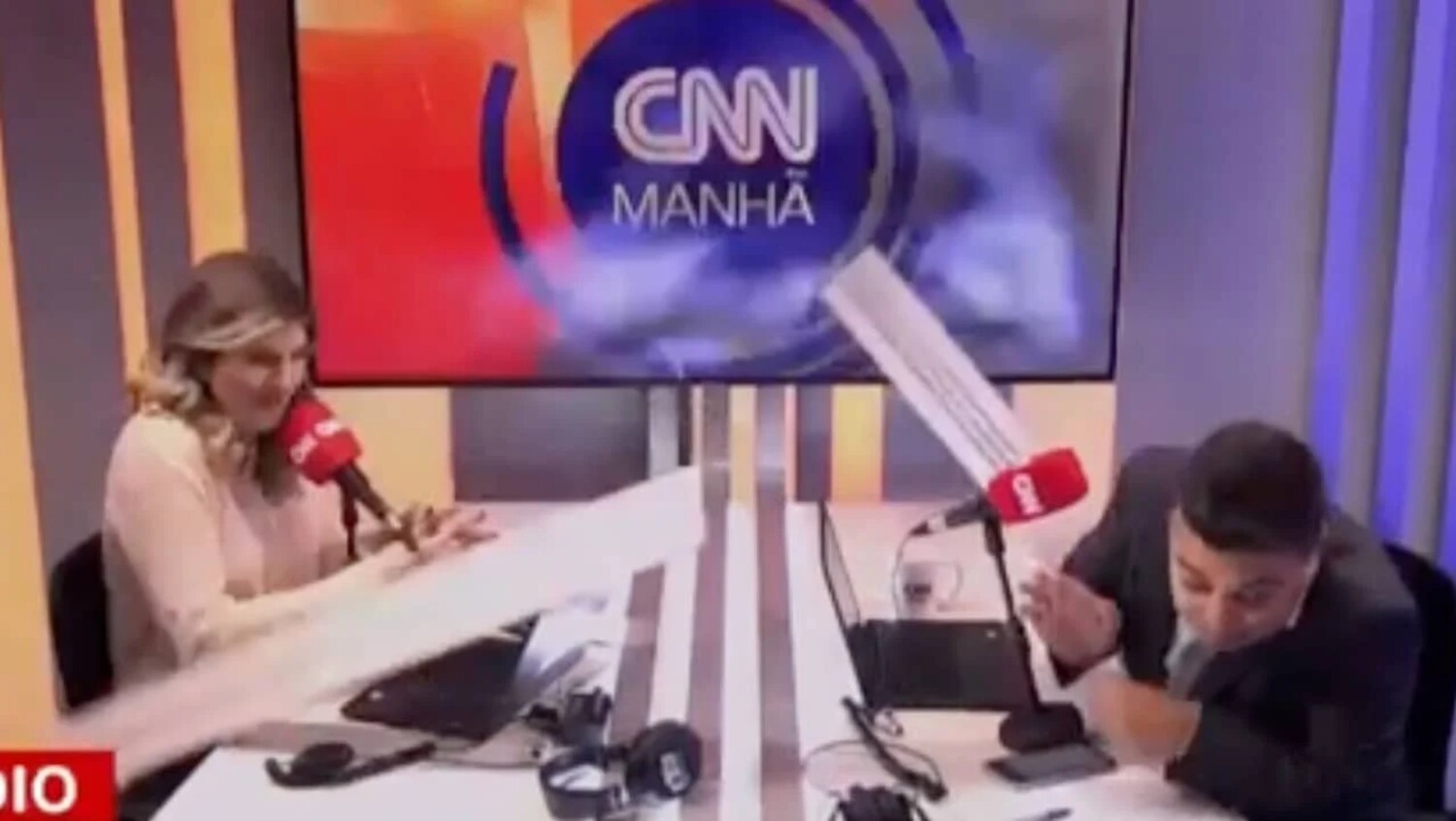 Teto da CNN Brasil desaba e atinge apresentadores ao vivo; assista