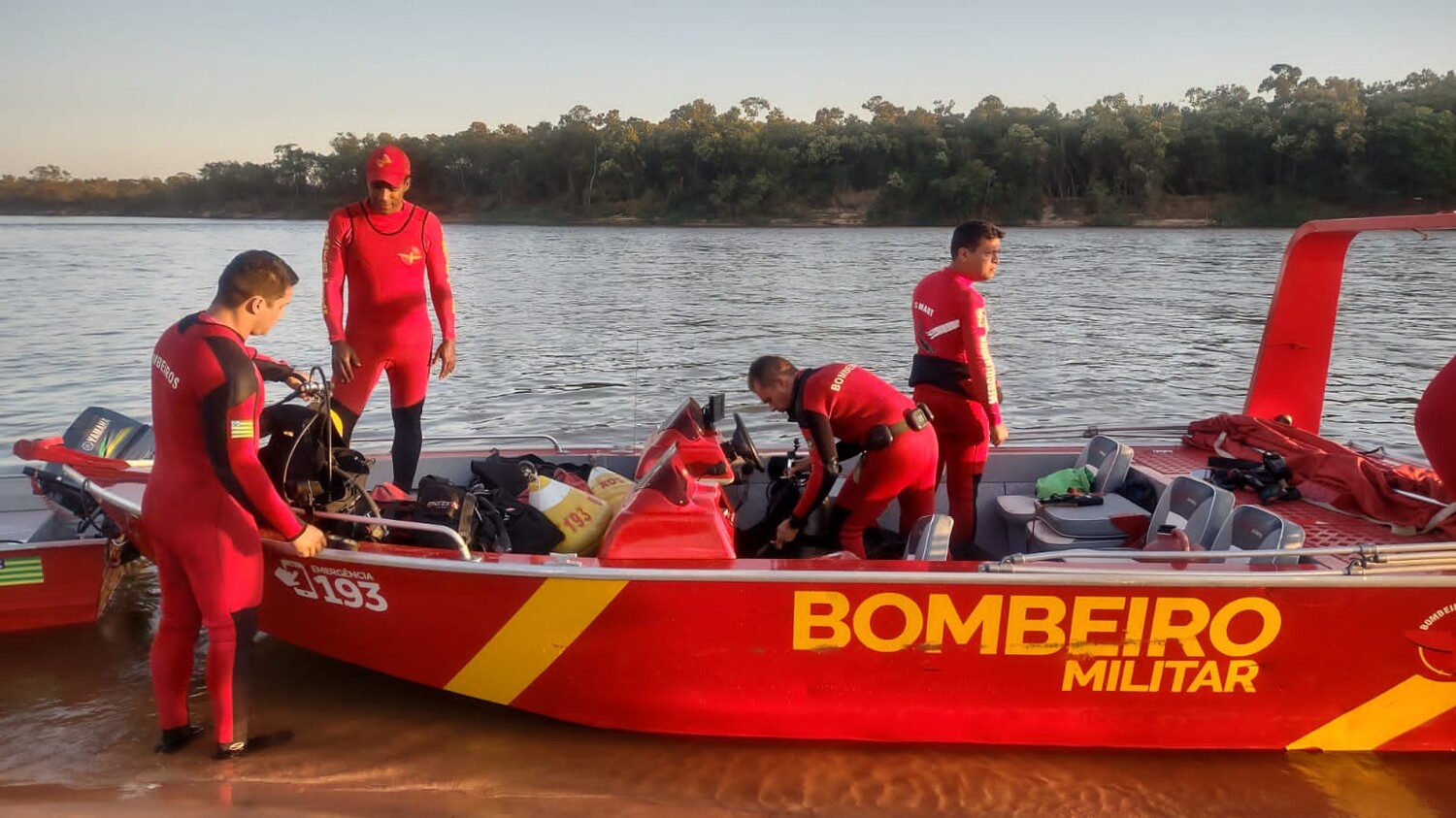 Bombeiros buscam por piloto desaparecido após acidente em rio